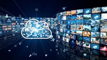 Rendering einer großen ikonischen weiß leuchtenden Wolke, von der Linien zu unterschiedlichen Icons zum Thema Internet verlaufen, wie Icons von Smartphones, Sprechblasen, Computern. Im Hintergrund gewölbt verlaufend Montage aus vielen Fotos