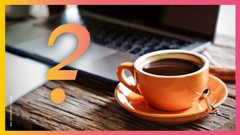Laptop mit einer Kaffeetasse rechts daneben, links ist ein Fragezeichen zu sehen