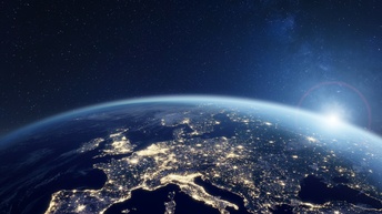 KI-generiertes Bild der Erdsphäre bei Nacht mit leuchtendem Europa im Fokus, darüber das Weltall mit Sternen, die Sonne rechts hinter Erde 