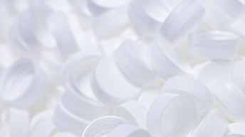 Weiße Plastikverschlüsse für Flaschen