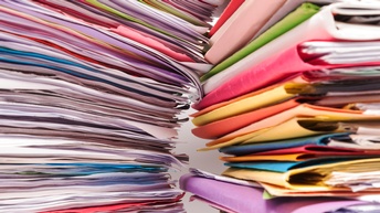 Nahaufnahme zwei sehr hoher, nebeneinander stehender Papierstapel