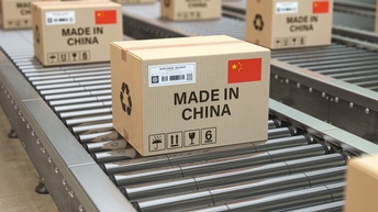 Auf mehreren Förderbändern stehen jeweils viele Pakete, auf denen die chinesische Flagge oben ist sowie Made in China steht.