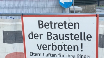 Arbeiten an einer Baustelle in Wien. Baustelle betreten verboten. 