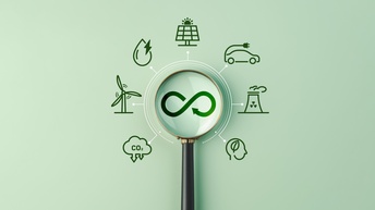 Grafik zum Thema alternative Energien, auf mintgrünem Hintergrund liegt in der Mitte eine Lupe. Von dieser führen einzelne Striche zu verschiedenen, dunkelgrünen Symbolen wie Wasserkraft, Solarpanelen, Windrädern, Atomkraftwerken, Elektroauto