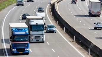 LKWs und PKWs auf Autobahn