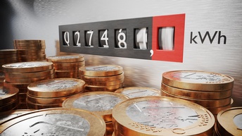 Detailansicht von 1-Euro-Münztürmchen vor Stromzähler mit Zahlen und kWh-Aufschrift