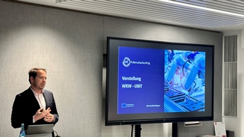 stehender Mann bei Präsentation