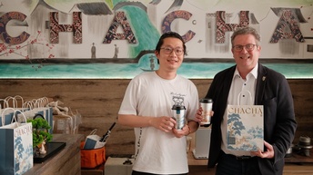 Jiahui Li (GF Chacha-Tea), Markus Frömmel (WK-Wien Bezirksobmann) 