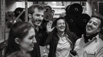 Portraitaufnahme in Schwarz-Weiß einer Gruppe von Menschen, unter anderem des Erasmus Jungunternehmers Klaus Buchroithner 