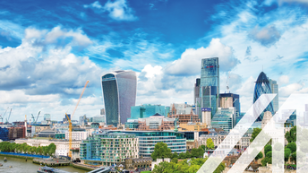 Stadtansicht von London: moderne Skyline mit einigen herausragenden Wolkenkratzern an der Themse. Über das Bild wurde ein weißes Austria A gelegt.