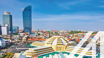 Moderne Architektur mit bunten Häusern im Vordergrund, moderne Wolkenkratzer im Hintergrund.
