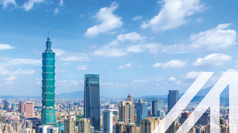 Skyline von Taipeh mit Taipei 101 Financial Center, asiatische Stadt mit vielen Hochhäusern in Taiwan<br />
