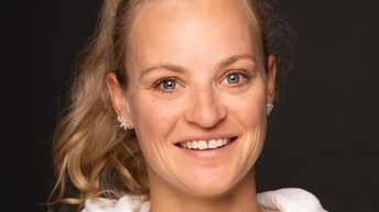 Eine lächelnde Frau.