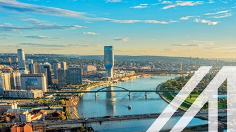 Stadtansicht von Belgrad: Luftaufnahme der Gemeinde Palilula mit historischen und modernen Wohnhäusern, Donau und und der St. Markus Kirche. Über das Bild wurde ein weißes Austria A gelegt.