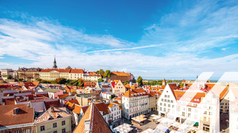 Luftaufnahme der Altstadt mit dem zentralen Platz in Tallin, Estland. Weiße Häuser mit roten Dächern unter blauem Himmel und einigen Wolken. Über das Bild wurde ein weißes Austria A gelegt.