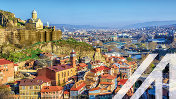 Blick auf die Altstadt mit historischen Häusern von Tiflis in Georgien. Links im Bild sieht man über der Altstadt die alte Festung Nariqala