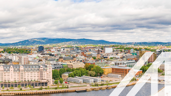 Stadtansicht Oslo: Blick auf die Oper und das neue Business quarter, moderne und historische Gebäude am Wasser gelegen