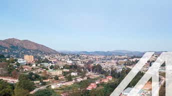 Downtown von Mbabane, Hauptstadt von Swaziland, mit bergigem Umland und bewaldeten Flächen