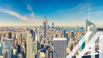 Blick auf die Insel Manhattan mit vielen bekannten Wolkenkratzern, umgeben von Wasser