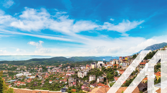 Blick auf  die Stadt Tirana, Hauptstadt von Albanien, wolkiger Himmel und viele rote Dächer 