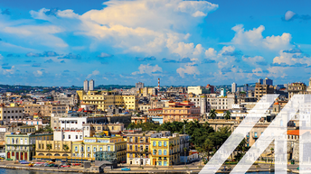 Stadtansicht von Havanna am Meer bei blauem Himmel mit Wolken, mit vielen historischen bunten Häusern