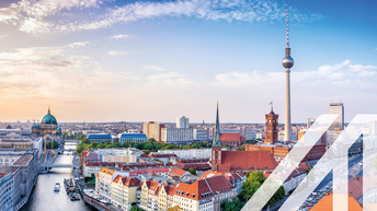 Panoramablick auf die deutsche Hauptstadt Berlin mit Fluß
