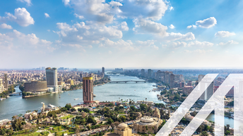 Blick auf  den Nil und die Brücke des 15. Mai sowie die Corniche im Zentrum von Kairo, Hauptstadt von Ägypten