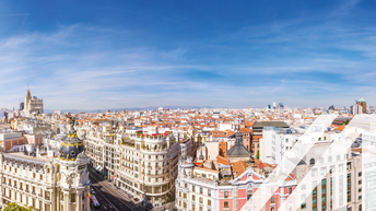 Blick auf die Madrider Skyline. Panorama über die Hauptstadt von Spanien mit Aussicht auf die Gran Via und dem Metropolis Haus und blauem Himmel.

