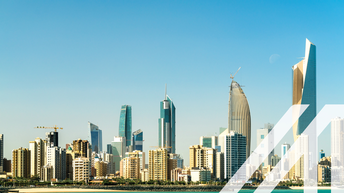 Panoramablick auf Kuwait Stadt mit zahlreichen modernen Wolkenkratzern im Persischen Golf