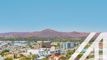 Blick auf die Stadt Windhoek mit vielen Häusern, im Hintergrund sieht man eine Bergkette