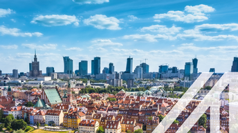 Panoramablick auf Warschau mit vielen hellen historischen Häusern und roten Dächern. Im Hintergrund sieht man die Skyline mit vielen modernen Wolkenkratzern