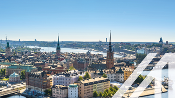 Blick auf die Stockholmer Innenstadt mit schönen Häusern und Türmen, im Hintergrund sieht man Wasser  