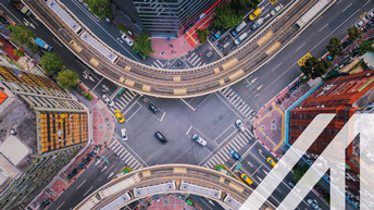 Luftaufnahme von Autos und Zügen an einer Kreuzung oder Abzweigung mit Verkehr, Taipei Downtown, Taiwan. Finanzviertel und Geschäftsviertel. Intelligente urbane Stadt Technologie. 