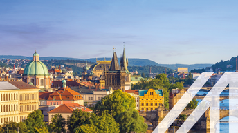Blick auf die Prager Altstadt mit vielen historischen Gebäuden, rechts im Bild sieht man  die Moldau mit vielen Brücken, darunter die Karlsbrücke<br />
