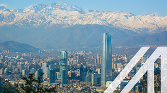 Städtebild Santiago de Chile: Panoramaansicht einer modernen Stadt mit Wolkenkratzern unter blauem Himmel, im Hintergrund sieht man die beschneiten Berge der Anden