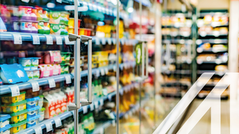 Einsortierte Lebensmittel in einem gewerblichen Kühlschrank eines Supermarktes
