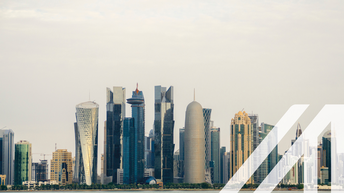 Blick auf die Corniche von Doha in West Bay, mit vielen modernen Wolkenkratzern, wolkenverhangener Himmel<br />
