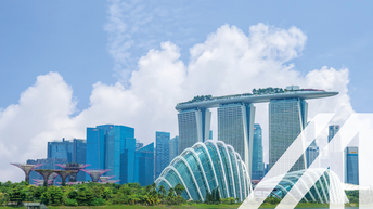 Stadtansicht von Singapur: Skyline in der Marina Bay mit modernen Hochhäusern und fantasievollen Bäumen unter blauem Himmel. Über das Bild wurde ein weißes Austria A gelegt.<br />
