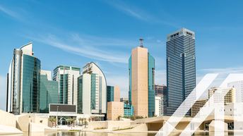 Stadtansicht Abu Dhabi: Panoramablick auf die modernen Wolkenkratzer am Wasser gelegen. 