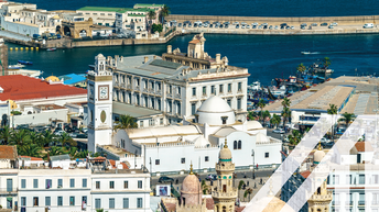 Stadtansicht von Algier: Blick auf die Ketchaoua Djamaa al-Djedid Moscheen in der Kasbah von Algier. Über das Bild wurde ein weißes Austria A gelegt.