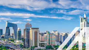 Blick auf die Skyline von Peking, Hauptstadt von China, mit vielen modernen Gebäuden, ganz links befindet sich das China Central Television Headquarter, die Sendezentrale des staatlichen Fernsehens China.