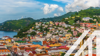 Stadtansicht von St. Georges: Bunte Häuser auf bewaldeten Hügeln am Meer gelegen
