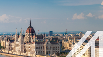 Blick auf das ungarische Parlament in Budapest, gelegen an der Donau