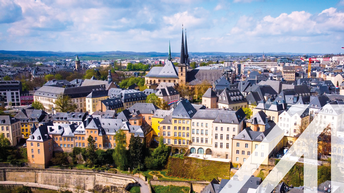 Blick von oben auf die historischen Gebäude in der Stadt Luxemburg, in der Mitte erkennt man eine Kirche <br />
