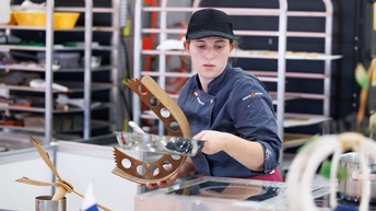 Julia Kusel während des Wettbewerbs im Handwerk Bäckerei bei den EuroSkills 2023 in Danzig