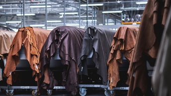 Stapel von Lederstücken in einer lederverarbeitende Industrie