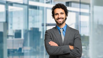 Portrait einer Person mit Bart  in Businesskleidung 