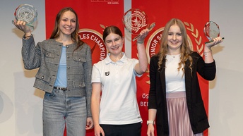 Bundessiegerin Anna Gruber (Mitte) mit der Zweiplatzierten Lisa Maria Simperl aus der Steiermark (l.) und der Drittplatzierten Christina Hörbinger aus Salzburg (r.).