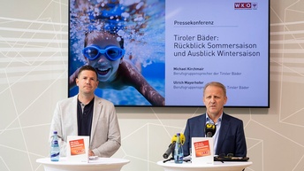 Der Sprecher der Tiroler Bäder, Michael Kirchmair (l.), und sein Stellvertreter Ulrich Mayerhofer (r.) zogen dem durchwachsenen Wetter zum Trotz eine zufriedenstellende Bilanz.