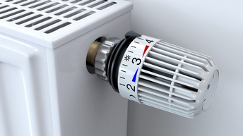 Detailansicht eines Thermostathes an Heizung